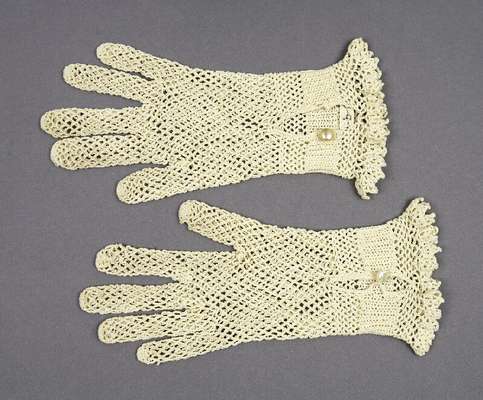 Obraz pod tytułem "Rękawiczki szydełkowe z nici bawełnianych"