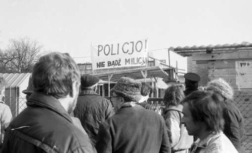 Obraz pod tytułem "Protest przeciwko zamknięciu targowiska przy Placu Pułaskiego"